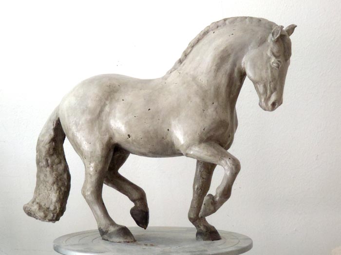 Pferdeskulptur Beton mit Weiss-Zement