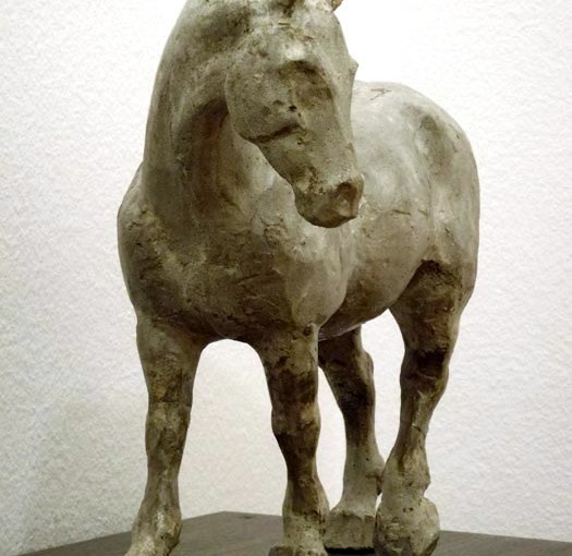 pferdeskulptur pferd schlendernd