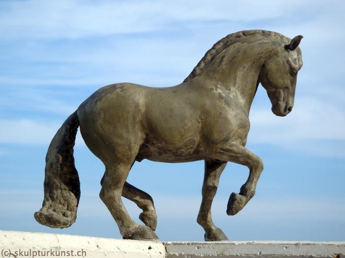 Pferdeskulptur Beton Andalusier