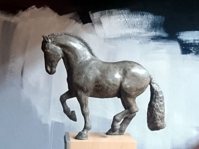 skulptur pferd piaffe fondu lafarge zement