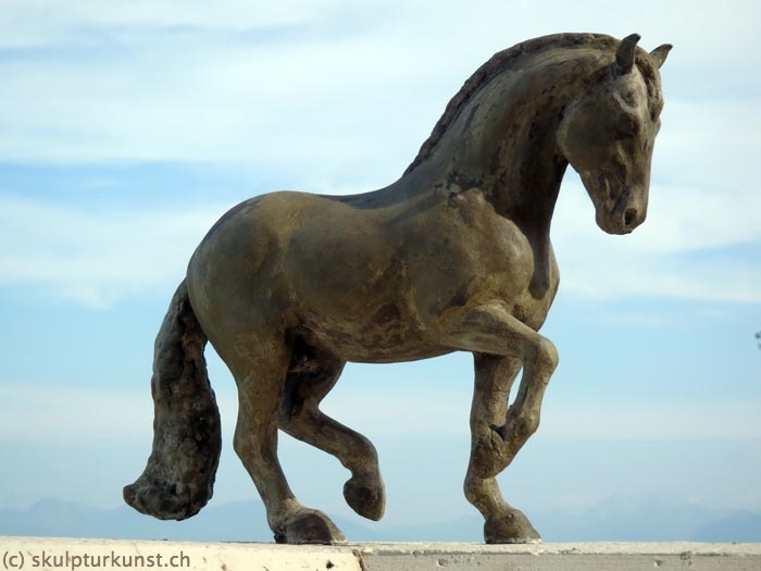 skulptur piaffierendes beton-pferd