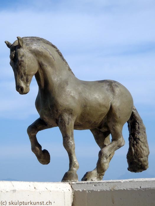 Die korrekte Piaffe, eine Pferdeskulptur
