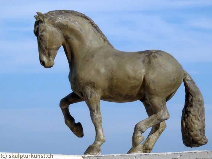 Beton-Skulptur pferdeskulptur Pferd in der Piaffe