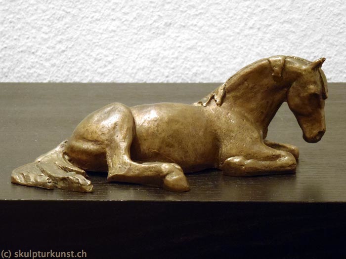 bronze-skulptur pferd-liegend
