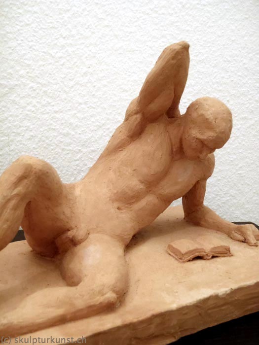 Sexy Ton-Skulptur eines Mannes "mann, lesend"