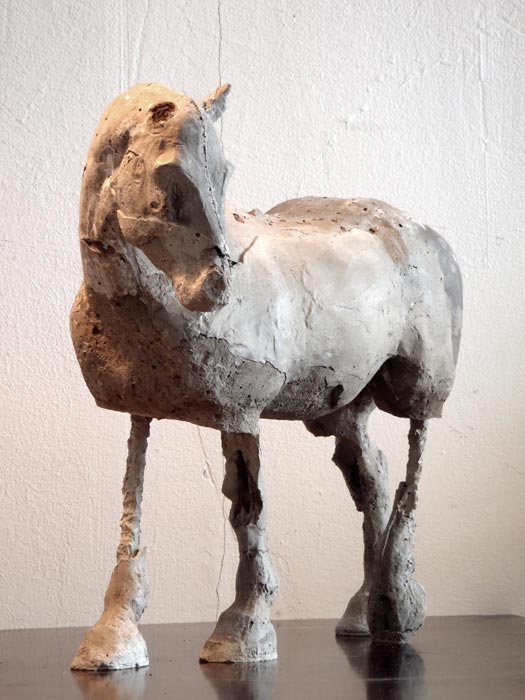 pferdeskulptur beton pferd versehrt