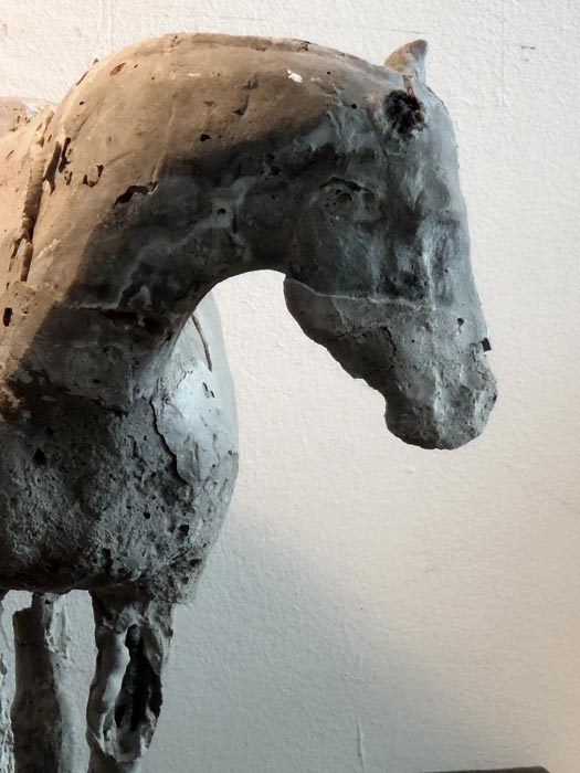 Skulptur Pferd versehrt aus Beton