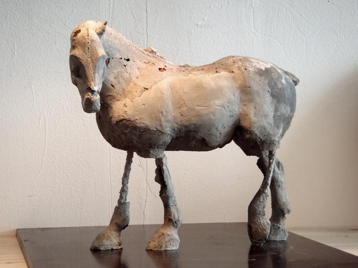 Versehrte Pferde-Skulptur aus Beton