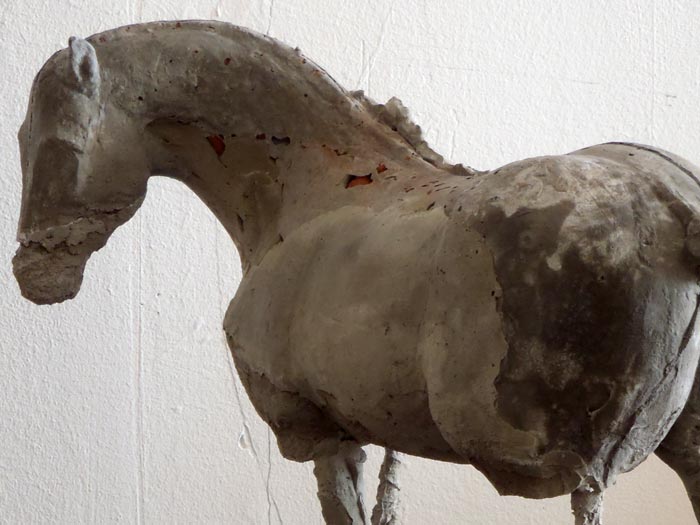 Beton-Skulptur Pferd versehrt