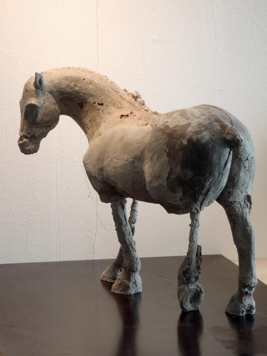 Kunst-Skulptur Pferd versehrt