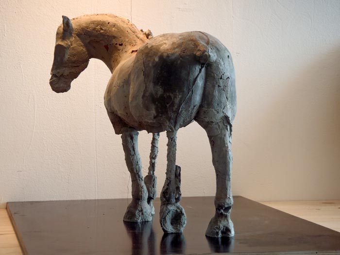 künstlerische Pferde-Skulptur Pferd versehrt