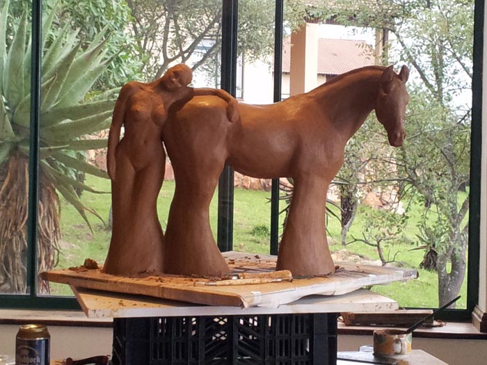 pferdeskulptur mit frau aus ton