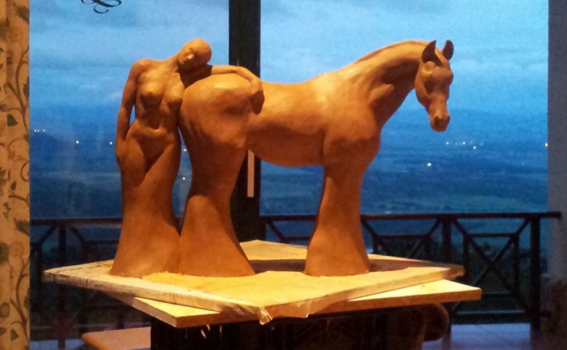 Skulptur Pferd und Frau aus Ton