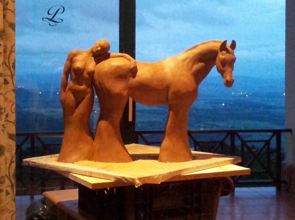 Skulptur Pferd und Frau aus Ton