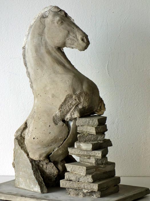 Pferdeskulptur Pferd in einer forcierten Haltung