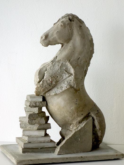 pferdeskulptur pferd forciert beton