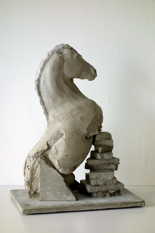 pferde-skulptur forciertes pferd