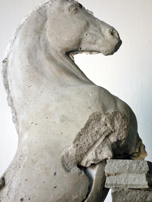 Pferde-Skulptur Beton forciertes Sportpferd