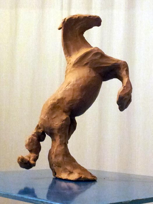 pferde-skulptur gebäumtes pferd teilabstrakt