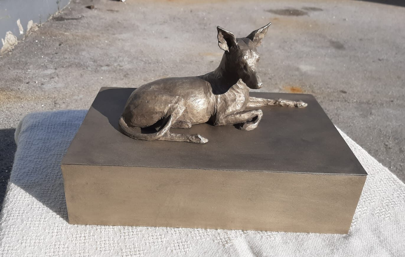 windhund skulptur bronze
