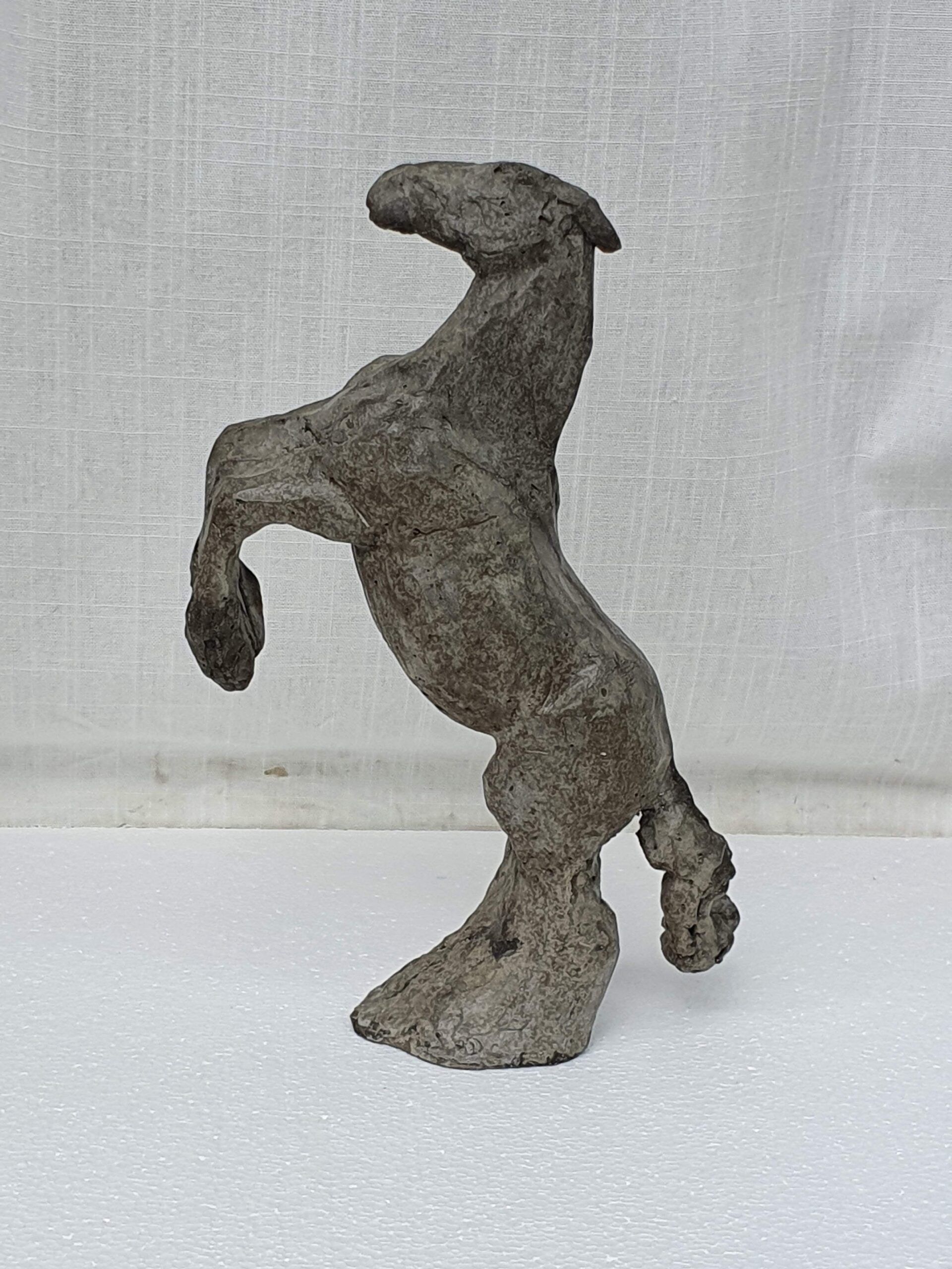 gebäumtes pferd skulptur