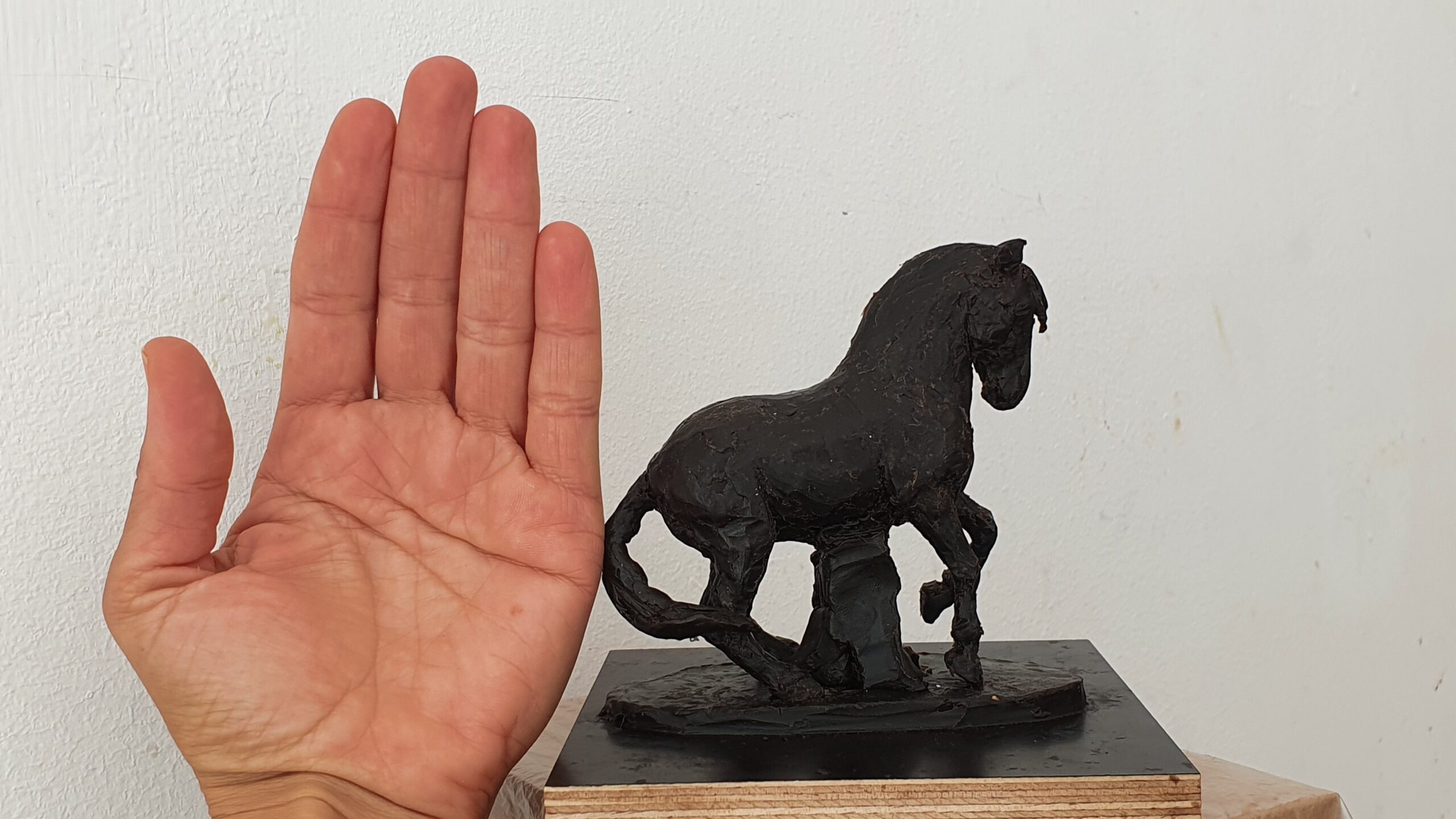 kleine skulptur pferd, spielend